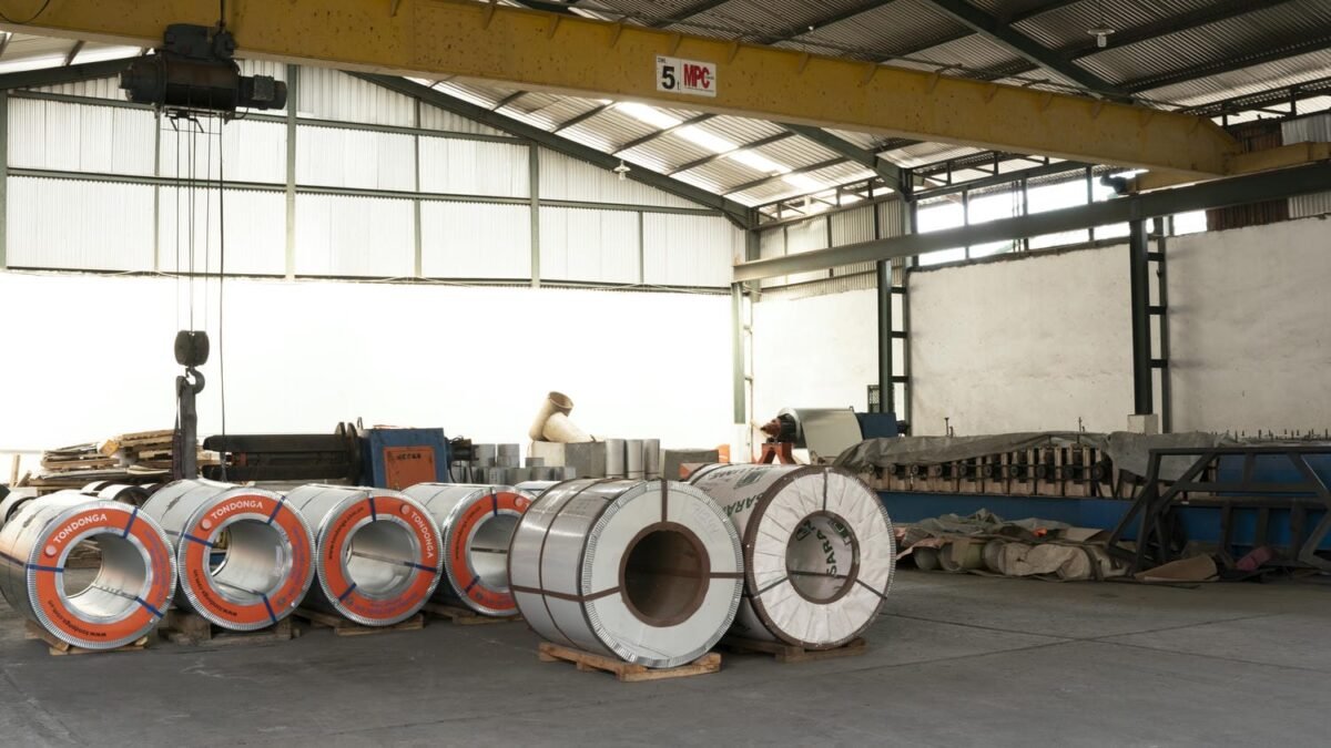 Gulungan besar coil galvalum yang tersusun rapi, menunggu proses produksi di PT MMMA