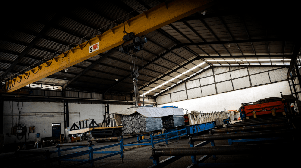 Background PT MMMA-min 1-min - PT MMMA Pabrik Bondek Spandek Terlengkap Suasana pabrik bondek dan spandek PT MMMA dengan overhead crane sedang memindahkan material baja ringan